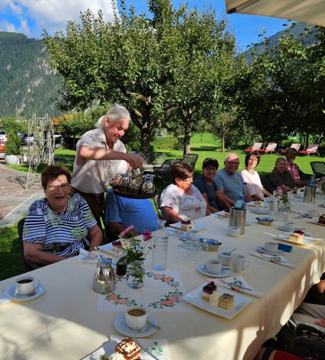 Stammgäste Kaffeetisch 05.jpg