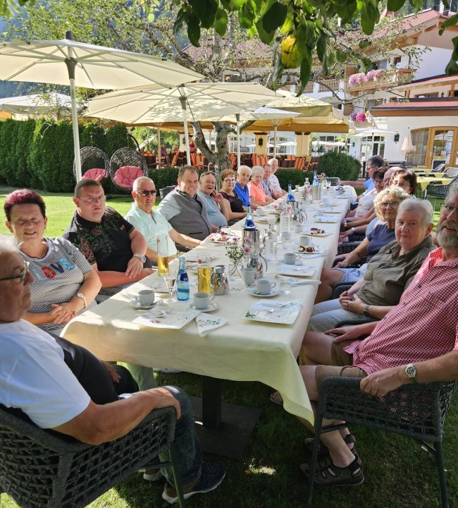 Stammgäste Kaffeetisch 07.jpg