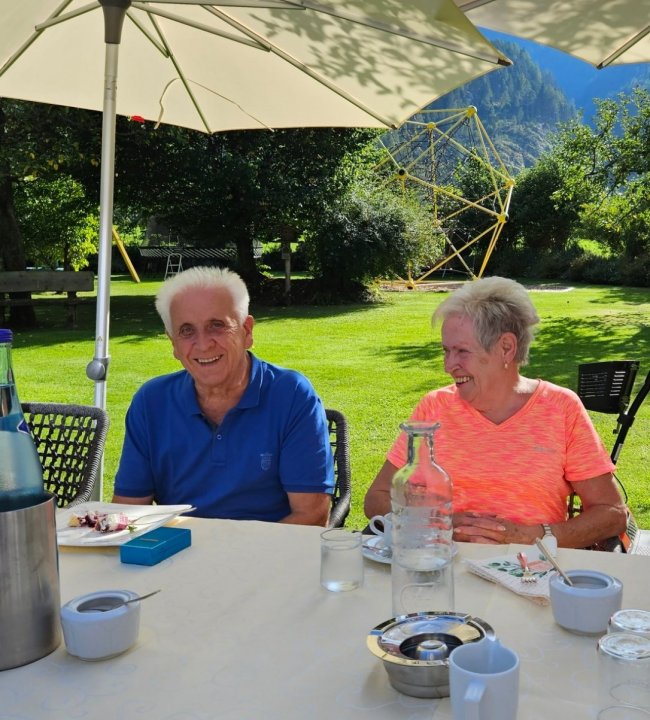 Stammgäste Kaffeetisch 03.jpg
