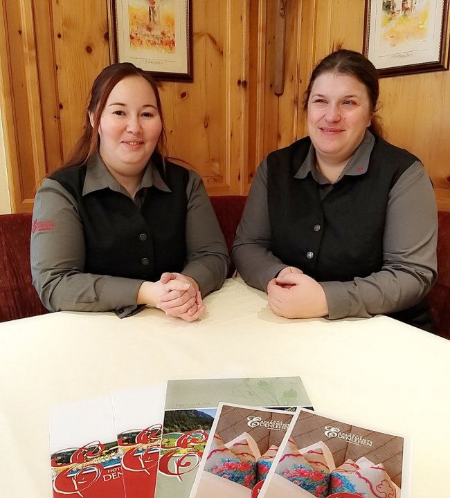 Wir sind fuer Sie da - Carina & Barbara.jpg