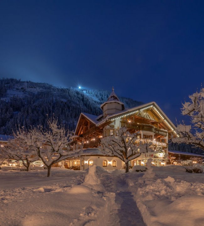 Hotel Edenlehen Winterbild Perspektive vom tiefverschneiten Edenlehen Garten.jpg