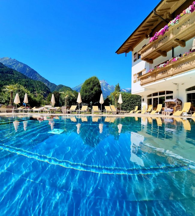 Edenlehen Pool Juni 2023.jpg
