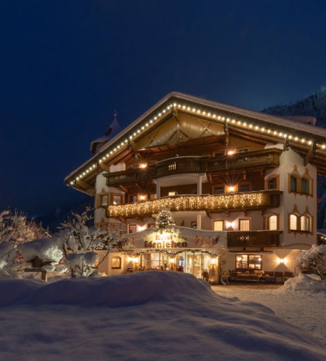 Hotel Edenlehen Winterbild Frontansicht Hotel Eingang und Garten.jpg