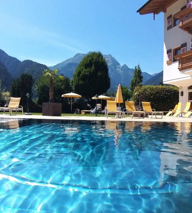 Pool verliebt 03.jpg