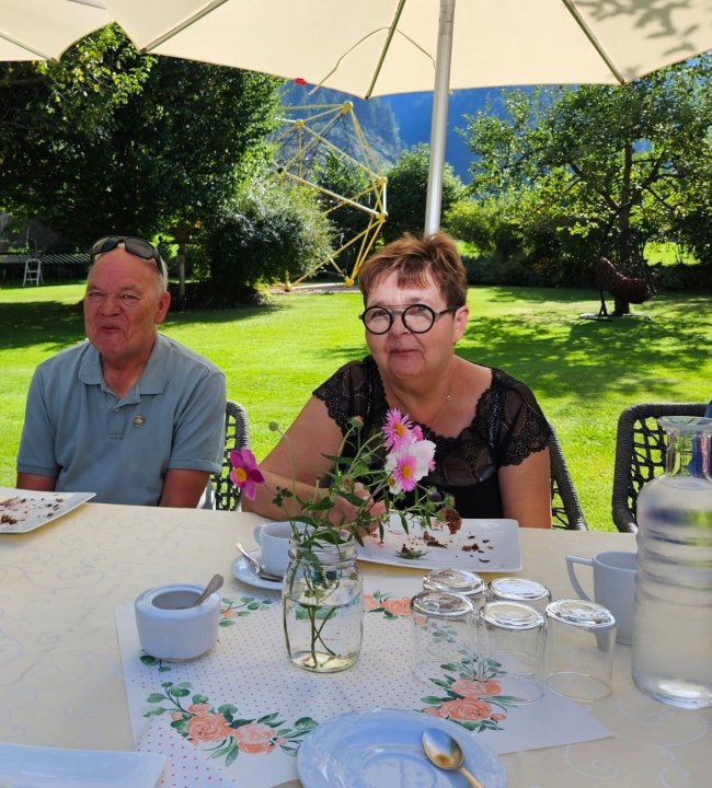 Stammgäste Kaffeetisch 04.jpg